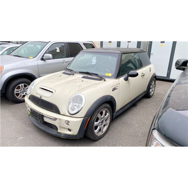 2004 MINI COOPER S, 2DR HATCHBACK, WHITE, VIN WMWRE334X4TD81644