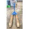 Image 2 : BLUE GIANT 5,000 CAPACITY INDUSTRIAL PALLET JACK