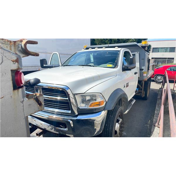 2012 DODGE RAM 5500 HEAVY DUTY, 2 DR DUMP TRUCK, WHITE, VIN 3C7WDNALXCG109640