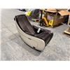 Image 1 : SYNCA CIRC - FAUTEUIL DE MASSAGE CHAUFFANT PREMIUM À PISTE SL - ESPRESSO, SKU: 144723, S/N: MR32C240