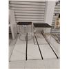 Image 1 : LOT DE 2 TABLES 18"H ET TAPIS 72" X 46"