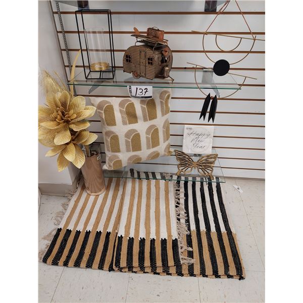 LOT DE 9 ARTICLES DE DÉCORAITON ET TAPIS