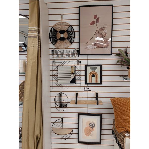 LOT DE 9 ARTICLES DE DÉCORAITON MURALES