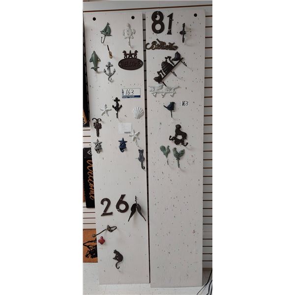 LOT DE 30 DECORATION MURAL ASS. EX.CROCHETS,CHIFFRES ECT. (VALEUR DE 150 +$)