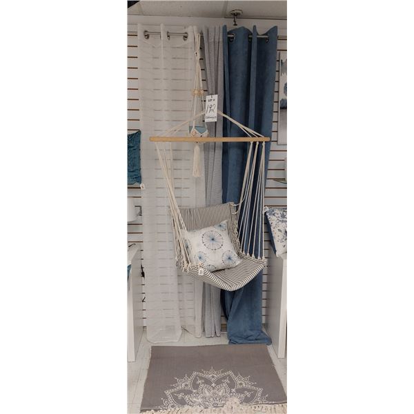 LOT DE 7 ARTICLES DE DECORATION ASS. HAMAC-RIDEAU-TAPIS (VALEUR DE 120+$)