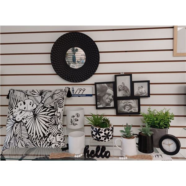 LOT DE 11 ARTICLES DE DECORATION ASS.NOIR ET BLANC (VALEUR DE 125+$)