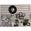Image 1 : LOT DE 11 ARTICLES DE DECORATION ASS.NOIR ET BLANC (VALEUR DE 125+$)
