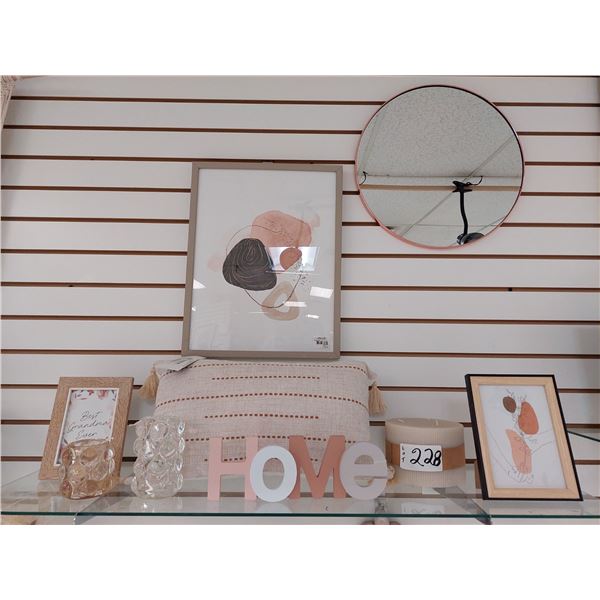 LOT DE 8 ARTICLES DE DECORATION ASS. (VALEUR DE 125+$)