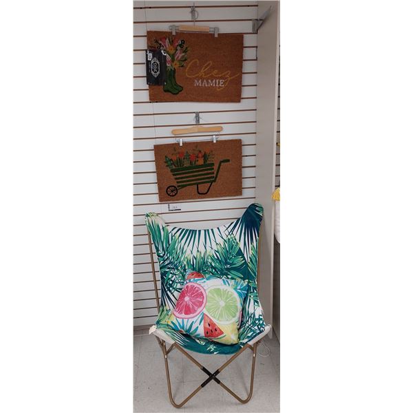 LOT DE 5 ARTICLE DE DECORATION ASS.2-CHAISES /2-TAPIS ET 1-COUSSIN (VALEUR DE 150+$)