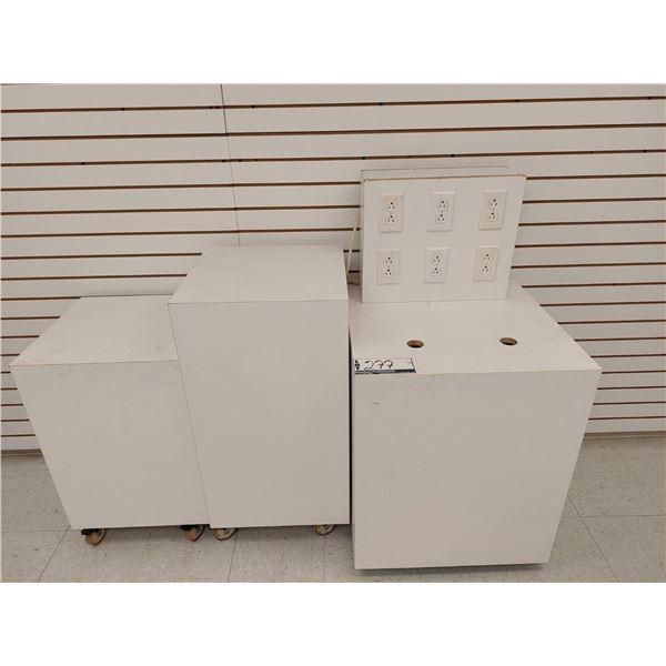 LOT DE 3 CUBES SUR ROUELOT DE 3 PRESENTOIR ASS.