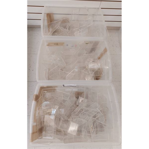 LOT DE 50+ PETITS PRESENTOIR PLASTIQUE ASS.