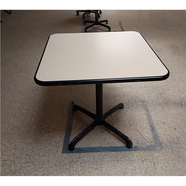LOT DE 10 TABLES 30”X30”X29”