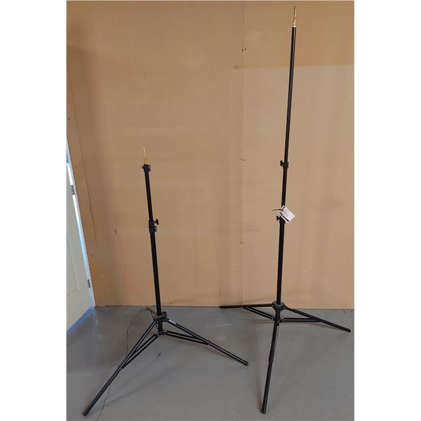 LOT DE 2 TRIEPIEDS