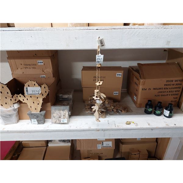 LOT DE 100+ ARTICLES DE DÉCO ASSORTIS (VALEUR DÉTAIL: 650+$)