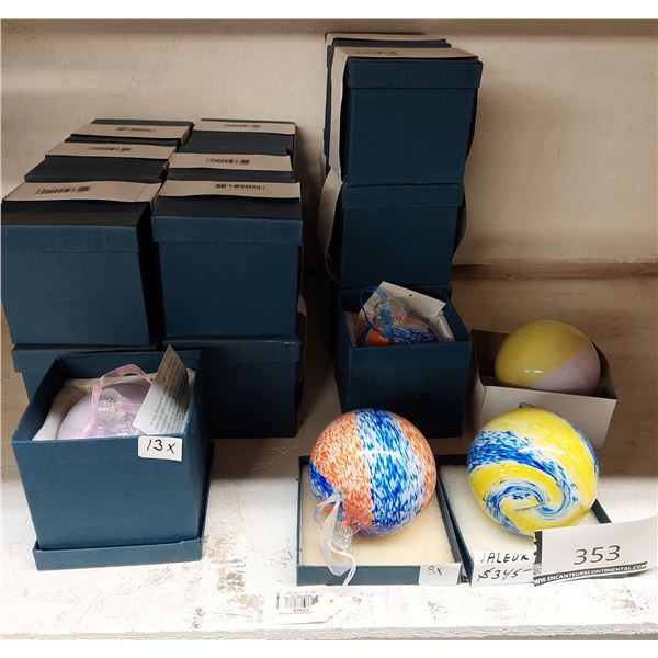 LOT DE 21 BOULES EN VERRE DÉCORATIVE  (VALEUR DÉTAIL: 345+$)