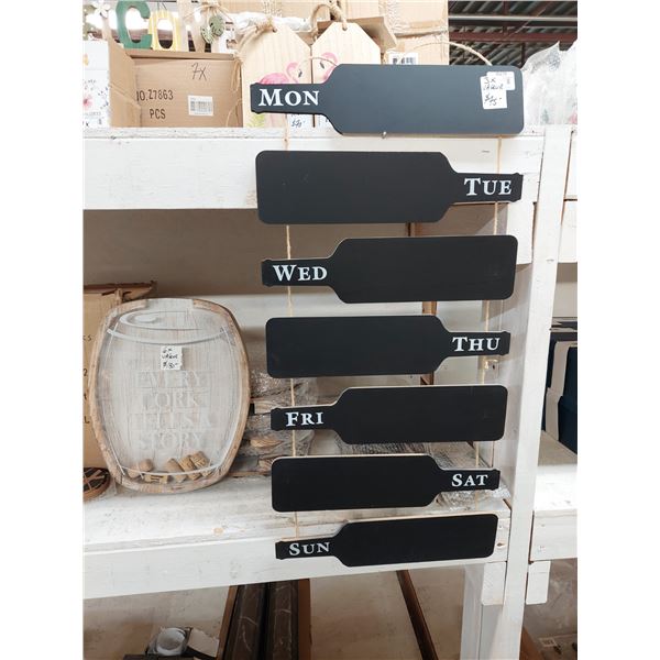 LOT DE 100+ ARTICLES DE DÉCO ASSORTIS (VALEUR DÉTAIL: 900+$)