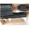 Image 1 : LOT DE 38 NAPPERONS ET SOUS-PLATS  EN BOIS (VALEUR DÉTAIL: 400+$)