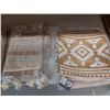 Image 1 : LOT DE 60+ HOUSSES A COUSSIN ASSORTIES (VALEUR DÉTAIL: 1000+$)