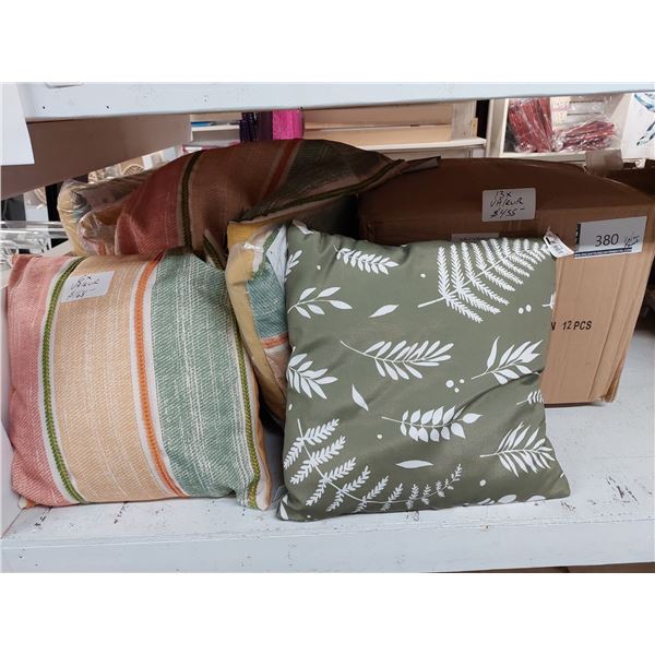 LOT DE 18 COUSSINS DIVERS (VALEUR DÉTAIL: 600+$)