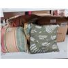 Image 1 : LOT DE 18 COUSSINS DIVERS (VALEUR DÉTAIL: 600+$)
