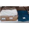 Image 1 : LOT DE 40+ HOUSSES DE COUSSINS ET CHANDELIERS DIVERS (VALEUR DÉTAIL: 900+$)
