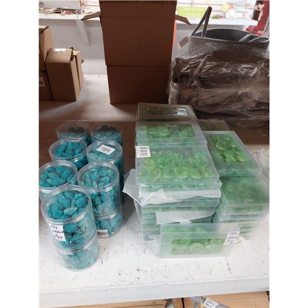 LOT DE 150+ CONTENANTS DE ROCHES DÉCORATIVES (VALEUR DÉTAIL: 400+$)