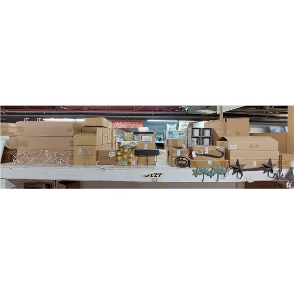 LOT DE 280+ RÉCORATION MURALES ASSORTIES (VALEUR DÉTAIL: 700+$)