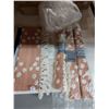 Image 2 : LOT DE 3 TAPIS ASSORTIS (VALEUR DÉTAIL: 300+$)