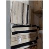 Image 3 : LOT DE 3 TAPIS ASSORTIS (VALEUR DÉTAIL: 300+$)