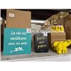 Image 2 : LOT DE 350+ DÉCORATION EN BOIS ASSORTIES (VALEUR DÉTAIL: 1250+$)