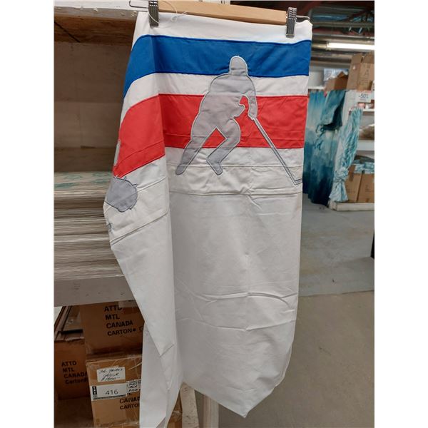 LOT DE 36 PAIRES DE RIDEAUX "HOCKEY" (VALEUR DÉTAIL: 1800$)