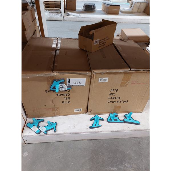 LOT DE 288 CROCHETS MURALE (VALEUR DÉTAIL: 1152$)