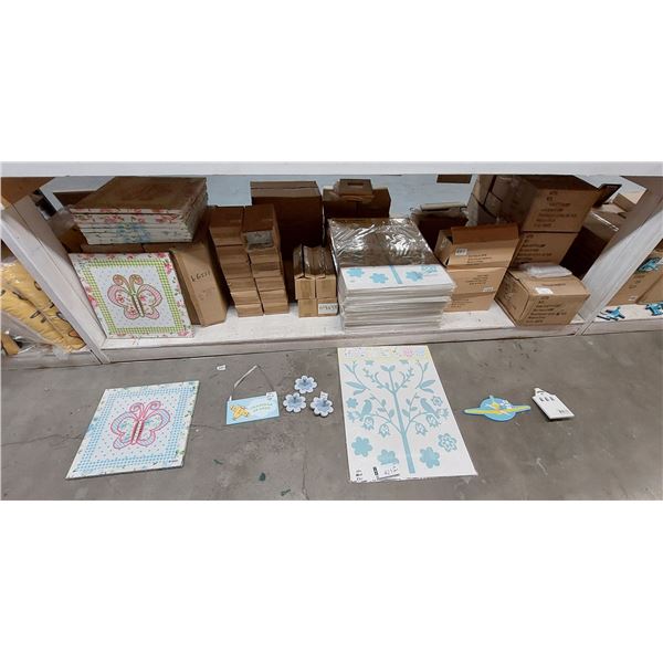LOT DE 325+ ARTICLES DE DÉCO ASSORTIS (VALEUR DÉTAIL: 950+$)
