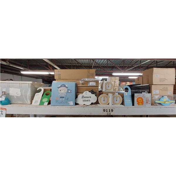 LOT DE 90+ ARTICLES DE DÉCO ASSORTIS (VALEUR DÉTAIL: 400+$)