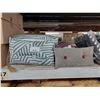 Image 2 : LOT DE 17 COUSSINS ASSORTIS (VALEUR DÉTAIL: 250+$)