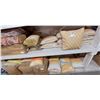 Image 1 : LOT DE 75+ COUSSINS DÉCORATIFS DIVERS (VALEUR DÉTAIL: 1100+$)