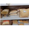 Image 2 : LOT DE 75+ COUSSINS DÉCORATIFS DIVERS (VALEUR DÉTAIL: 1100+$)