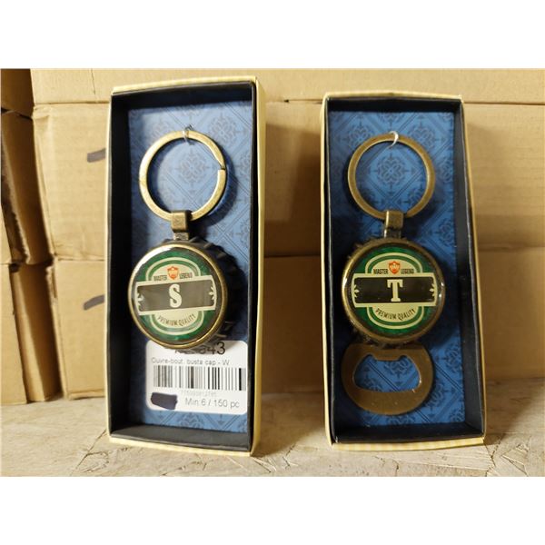 LOT DE 2360 PORTE-CLÉ/ OUVRE BOUTEILLES "LETTRES" ASSORTIS (VALEUR DÉTAIL: 11750$)