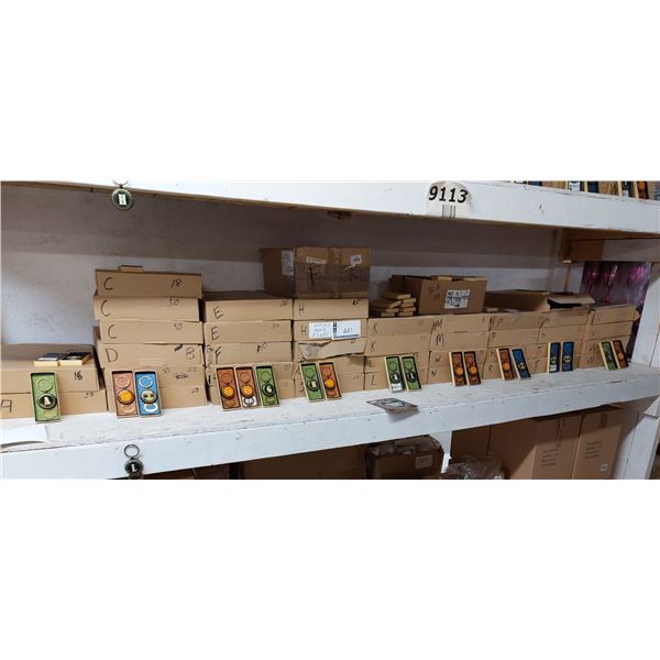 LOT DE 615 PORTE-CLÉ/ OUVRE BOUTEILLES "LETTRES" ASSORTIS (VALEUR DÉTAIL: 3075$)