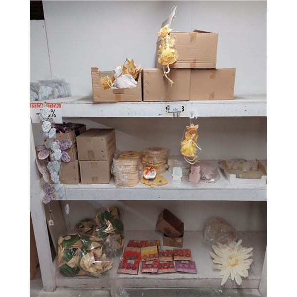 LOT DE  LOT DE DÉCORATION ASSORTIES (VALEUR DÉTAIL: $)