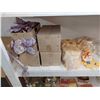 Image 3 : LOT DE  LOT DE DÉCORATION ASSORTIES (VALEUR DÉTAIL: $)