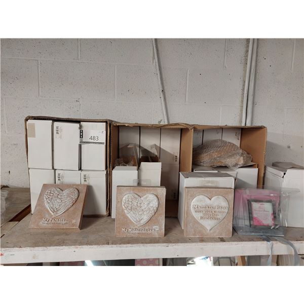 LOT DE 60+ PLAQUES DE DECORATION ASS. (VALEUR DE 500+$)