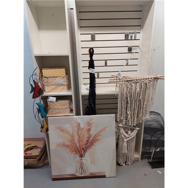 LOT DE 15 + ARTICLES DE DECORATION ASS.MASQUES ET 4 POCHETS (VALEUR DE 150+$)