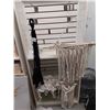 Image 2 : LOT DE 15 + ARTICLES DE DECORATION ASS.MASQUES ET 4 POCHETS (VALEUR DE 150+$)