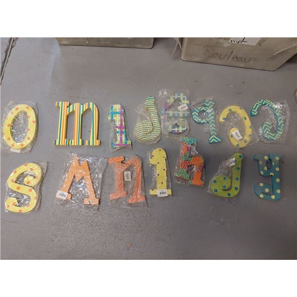 LOT DE 800+ LETTRES EN BOIS (VALEUR DE 1600+$)