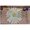 Image 1 : LOT DE 350+ FLEURS DE PAPIER “ MARGUERITE “ (VALEUR DE 600+$)
