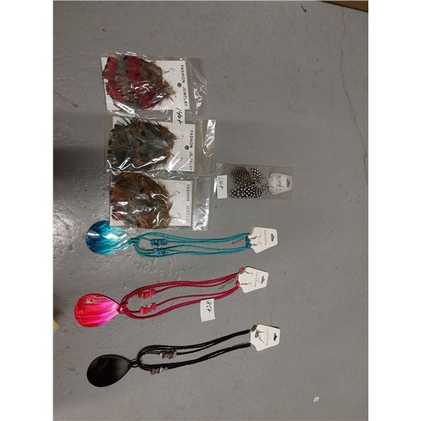 LOT DE 440+ BIJOUX ASS. VOIR PHOTO (VALEUR DE 880+$)