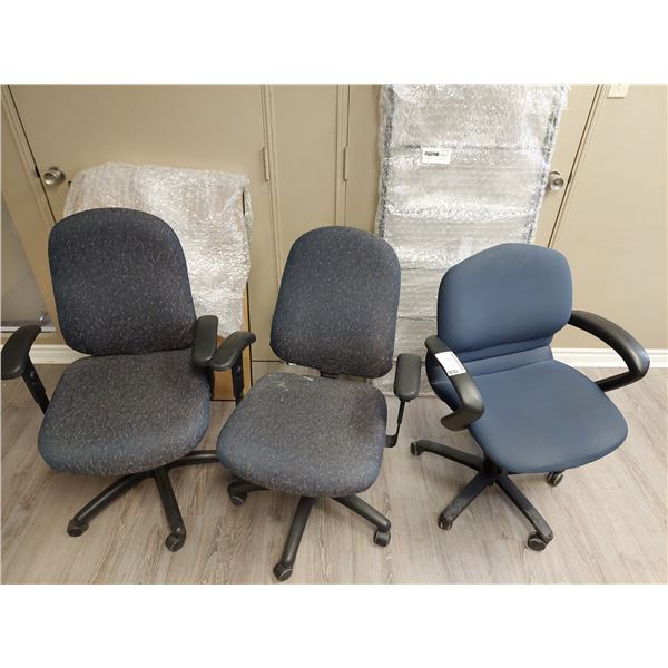 LOT DE 3 CHAISES D'ORDI ASS.