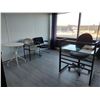 Image 1 : LOT DE MOBILIER ASSORTIS: 3 CHAISES, 1 BUREAU ET. TABLE