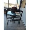 Image 2 : LOT DE MOBILIER ASSORTIS: 3 CHAISES, 1 BUREAU ET. TABLE
